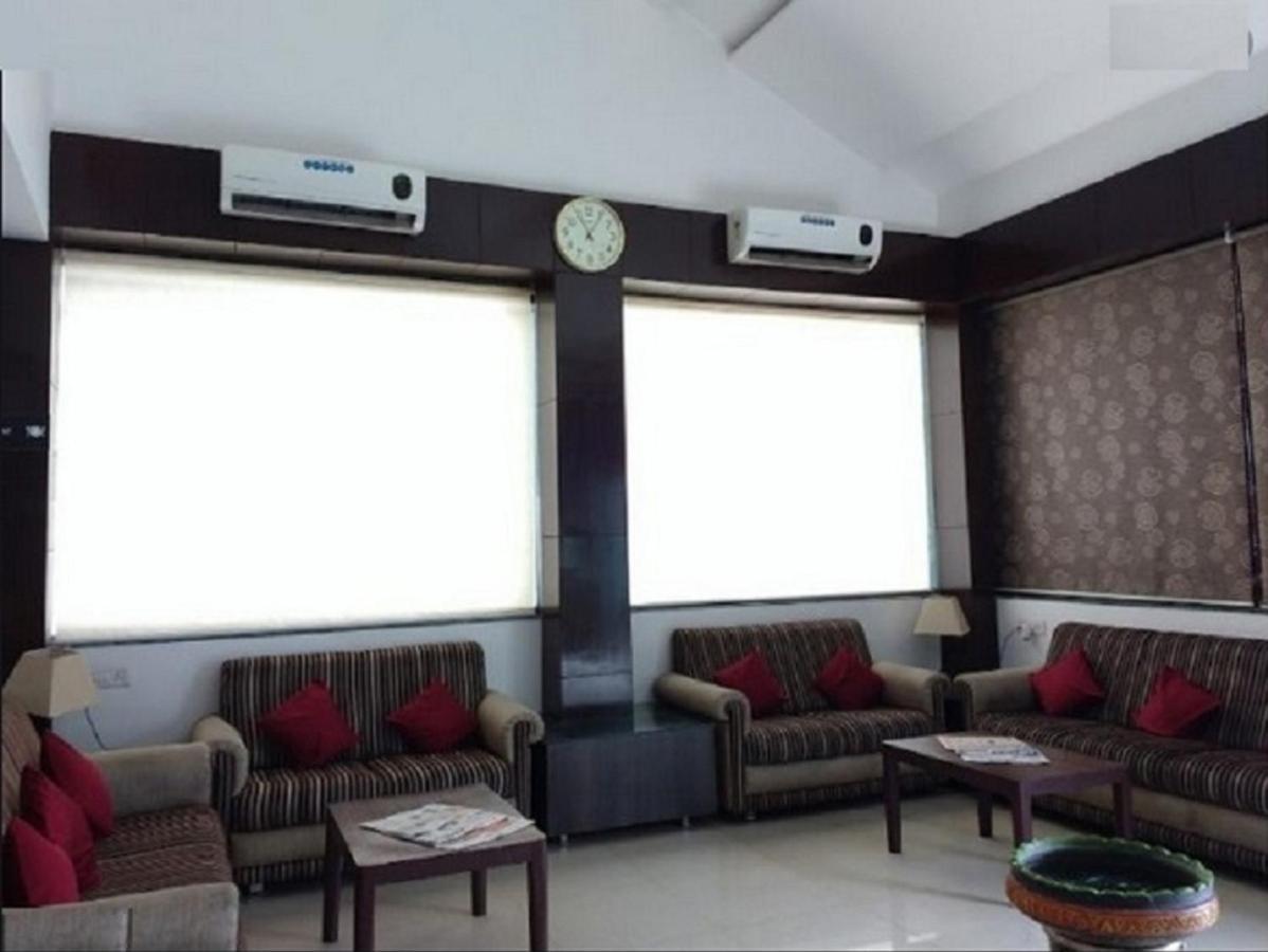Hotel Shirdi Sai Wada エクステリア 写真