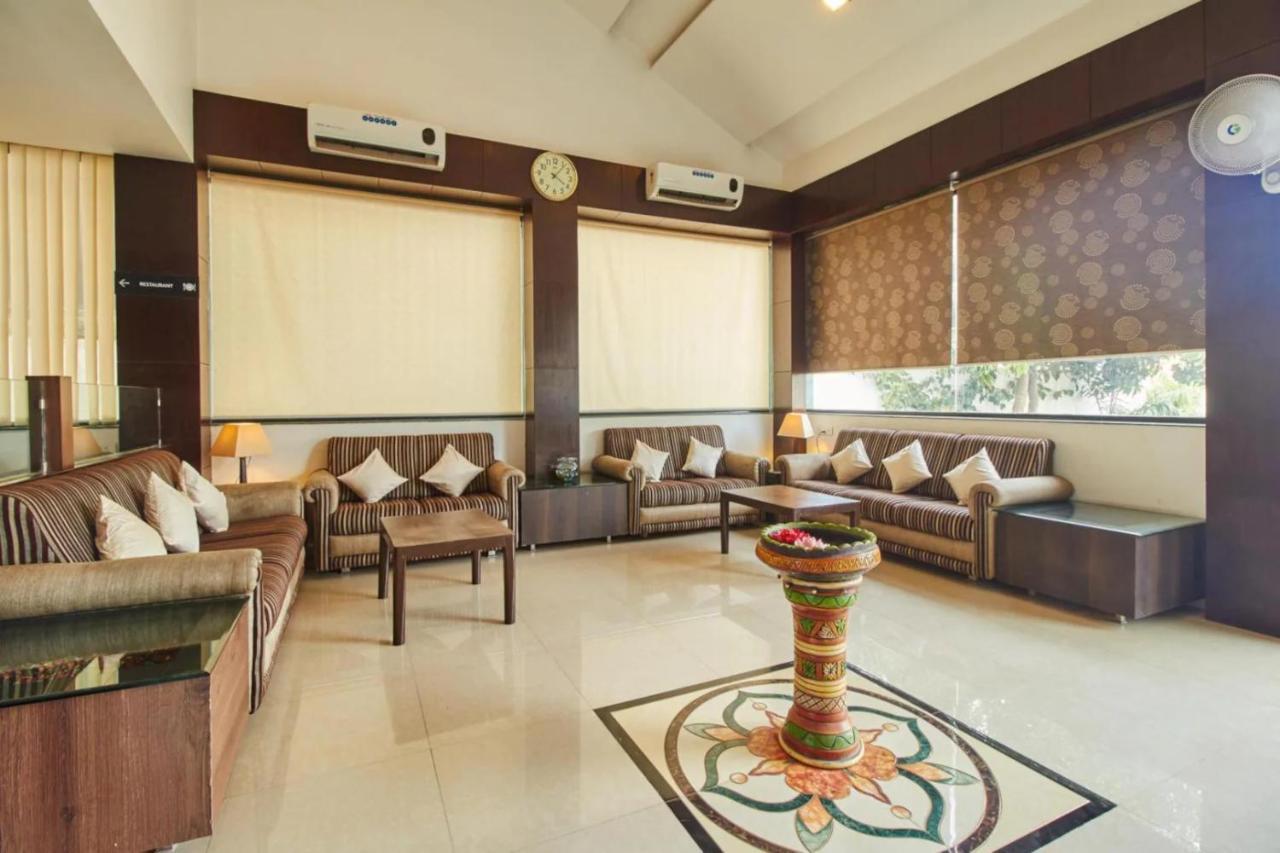 Hotel Shirdi Sai Wada エクステリア 写真