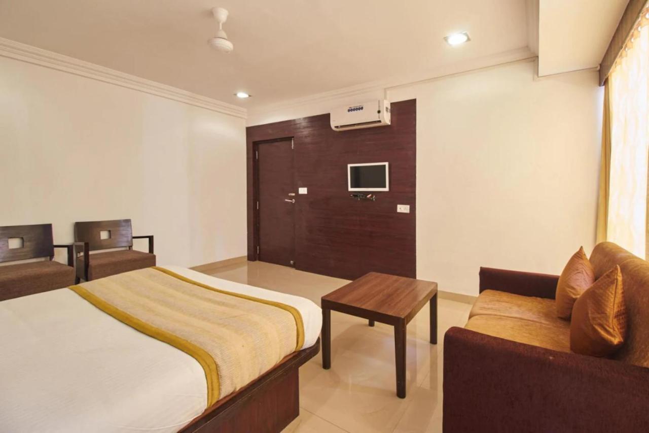 Hotel Shirdi Sai Wada エクステリア 写真