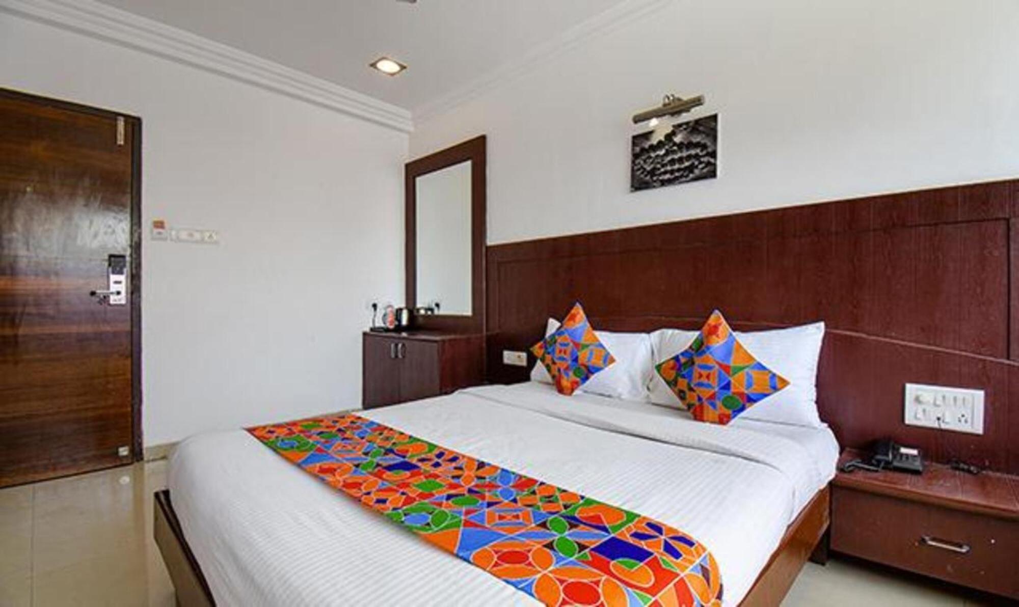 Hotel Shirdi Sai Wada エクステリア 写真