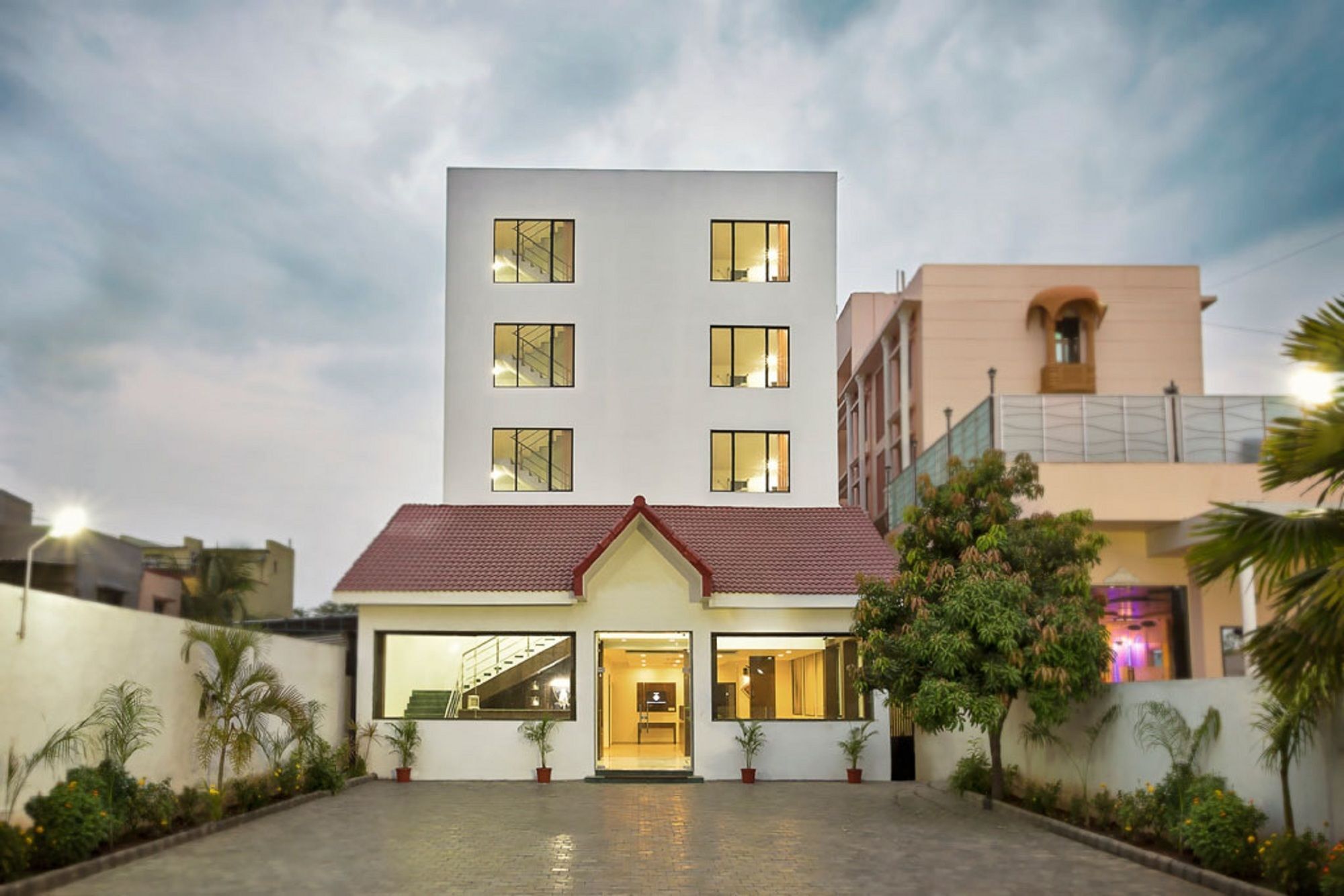 Hotel Shirdi Sai Wada エクステリア 写真