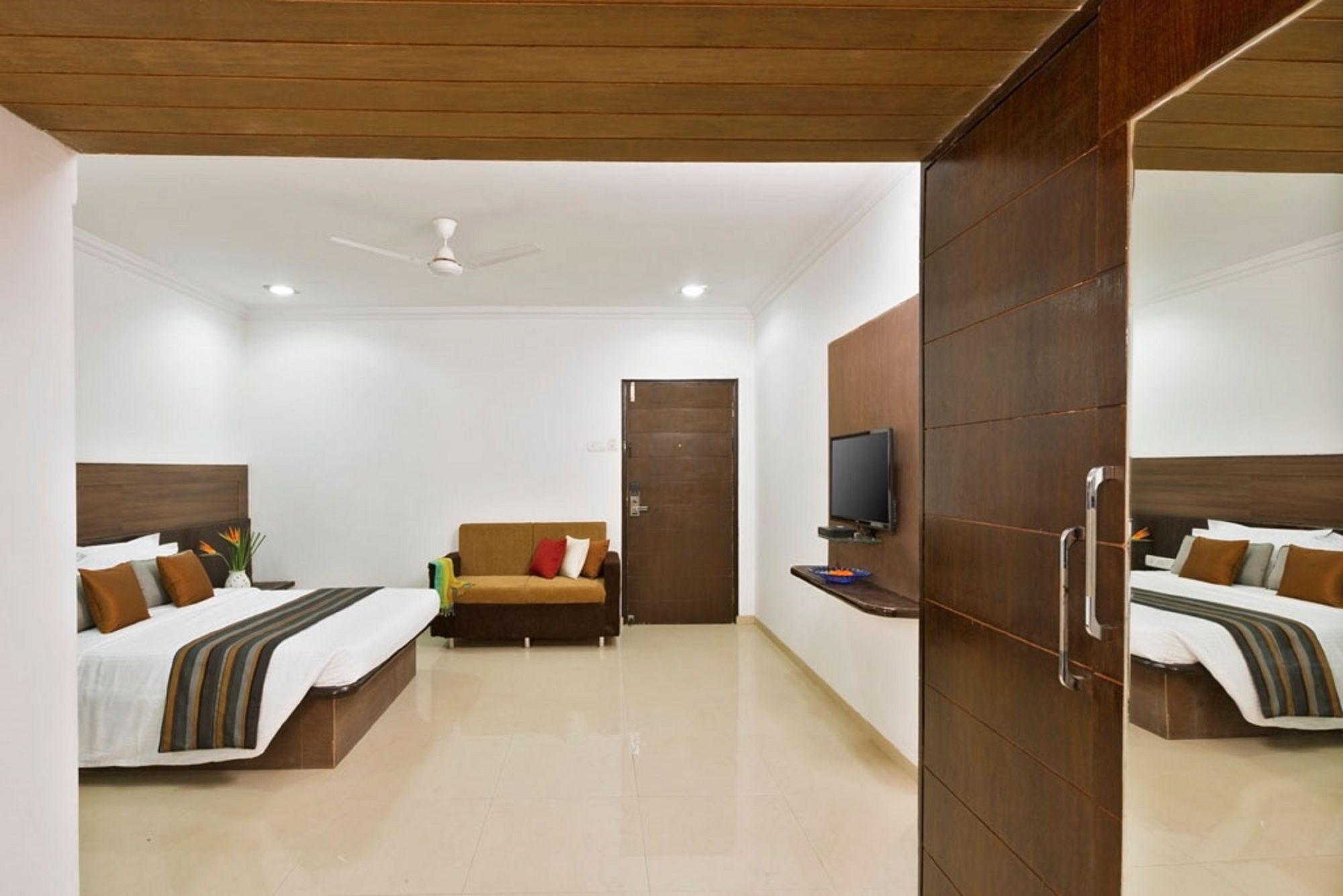 Hotel Shirdi Sai Wada エクステリア 写真